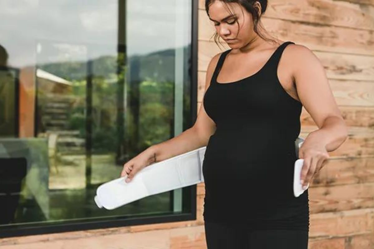 Woman start wearing belly band for running