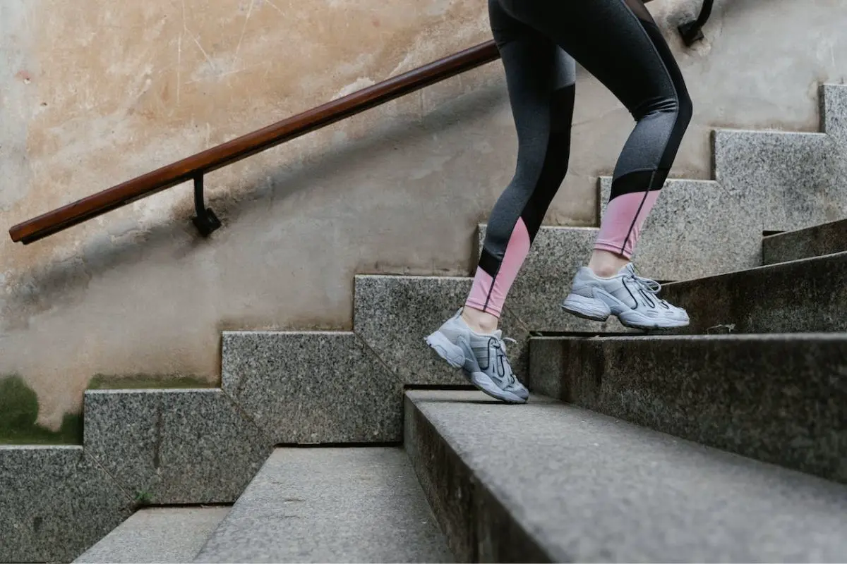 A woman trains by climbing stairs to boost her 7-mile run time