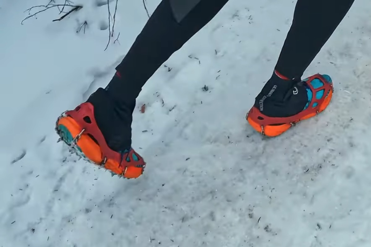 Winter running shoes with microspikes traction