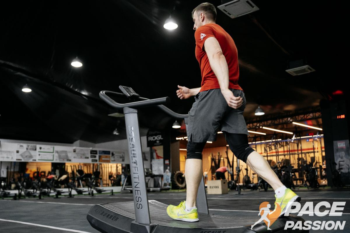 A man protects his knees while running on the treadmill