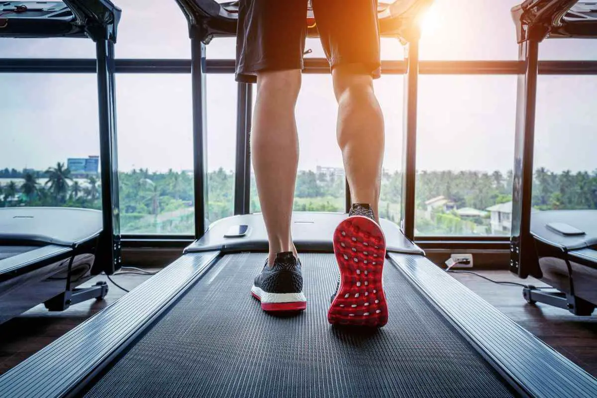 Man rnning on treadmill in the gym